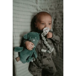Snoozebaby Organic Fopspeen Riem Smokey Green -EXIT TOYS || Steiff || fehn Verkoopwinkel snoozebaby organic fopspeen riem smokey green a351808 1