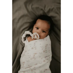 Snoozebaby Organische Dummyband Peach Blush -EXIT TOYS || Steiff || fehn Verkoopwinkel snoozebaby organische dummyband peach blush a351841 3