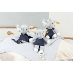 Steiff Eliot Olifant Muziekdoosje, Lichtgrijs/blauw -EXIT TOYS || Steiff || fehn Verkoopwinkel steiff eliot olifant muziekdoosje lichtgrijs blauw a314236 1