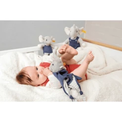 Steiff Eliot Olifant Muziekdoosje, Lichtgrijs/blauw -EXIT TOYS || Steiff || fehn Verkoopwinkel steiff eliot olifant muziekdoosje lichtgrijs blauw a314236 3