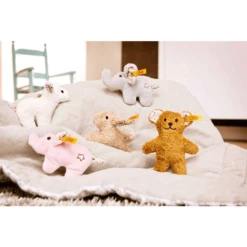 Steiff Mini Knisper Olifant Met Rammelaar, 11 Cm -EXIT TOYS || Steiff || fehn Verkoopwinkel steiff mini knisper olifant met rammelaar 11 cm a190949 3