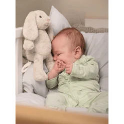 Steiff Muziekdoos Hoppie Bunny My First Lichtgrijs, 26 Cm -EXIT TOYS || Steiff || fehn Verkoopwinkel steiff muziekdoos hoppie bunny my first lichtgrijs 26 cm a351951 3