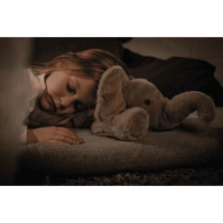 Steiff Olifant Trampili Grijs Liggend, 42 Cm -EXIT TOYS || Steiff || fehn Verkoopwinkel steiff olifant trampili grijs liggend 42 cm a351832 1