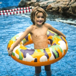 SWIM ESSENTIALS Swim Essential S Drijvende Ring Camouflage 90 Cm 8 SWIM ESSENTIALS Swim Essential S Drijvende Ring Camouflage 90 Cm -EXIT TOYS || Steiff || fehn Verkoopwinkel swim essential s drijvende ring camouflage 90 cm a361822 1