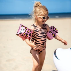 SWIM ESSENTIALS Swim Essential S Floaties Rose Goud Luipaard (2-6 Jaar) -EXIT TOYS || Steiff || fehn Verkoopwinkel swim essential s floaties rose goud luipaard 2 6 jaar a359921 4