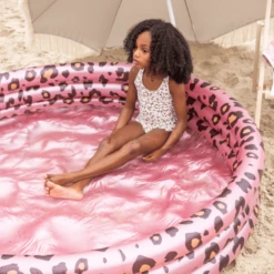 SWIM ESSENTIALS Swim Essential S Opblaasbaar Zwembad Panter Print Roze Goud Ø 150 Cm -EXIT TOYS || Steiff || fehn Verkoopwinkel swim essential s opblaasbaar zwembad panter print roze goud o 150 cm a359629 3