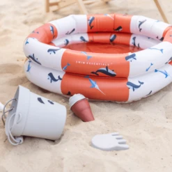 SWIM ESSENTIALS Swim Essential S Opblaasbaar Zwembad Rood- White Whale -EXIT TOYS || Steiff || fehn Verkoopwinkel swim essential s opblaasbaar zwembad rood white whale a384375 1