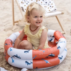 SWIM ESSENTIALS Swim Essential S Opblaasbaar Zwembad Rood- White Whale -EXIT TOYS || Steiff || fehn Verkoopwinkel swim essential s opblaasbaar zwembad rood white whale a384375 3