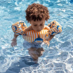 SWIM ESSENTIALS Swim Essential S Puddle Jumper Sharks 9 SWIM ESSENTIALS Swim Essential S Puddle Jumper Sharks -EXIT TOYS || Steiff || fehn Verkoopwinkel swim essential s puddle jumper sharks a359778 2