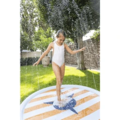 SWIM ESSENTIALS Swim Essential S Sprinkler Mat Haai -EXIT TOYS || Steiff || fehn Verkoopwinkel swim essential s sprinkler mat haai a384603 2