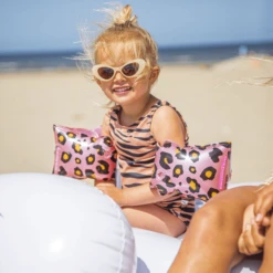 SWIM ESSENTIALS Swim Essential S Swim Wings Panther Rose Goud (0-2 Jaar) 9 SWIM ESSENTIALS Swim Essential S Swim Wings Panther Rose Goud (0-2 Jaar) -EXIT TOYS || Steiff || fehn Verkoopwinkel swim essential s swim wings panther rose goud 0 2 jaar a359728 2