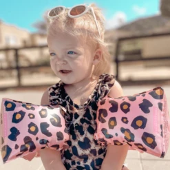 SWIM ESSENTIALS Swim Essential S Swim Wings Panther Rose Goud (0-2 Jaar) 11 SWIM ESSENTIALS Swim Essential S Swim Wings Panther Rose Goud (0-2 Jaar) -EXIT TOYS || Steiff || fehn Verkoopwinkel swim essential s swim wings panther rose goud 0 2 jaar a359728 4