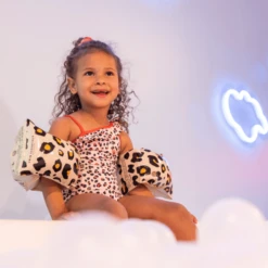 SWIM ESSENTIALS Swim Essential S Zwemvleugels Panter Beige (2-6 Jaar) 11 SWIM ESSENTIALS Swim Essential S Zwemvleugels Panter Beige (2-6 Jaar) -EXIT TOYS || Steiff || fehn Verkoopwinkel swim essential s zwemvleugels panter beige 2 6 jaar a359739 4