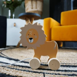 Tryco Houten Trekspeelgoed - Leeuw 8 Tryco Houten Trekspeelgoed - Leeuw -EXIT TOYS || Steiff || fehn Verkoopwinkel tryco houten trekspeelgoed leeuw a393302 1