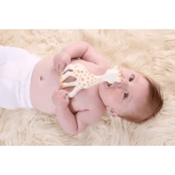 VULLI Sophie De Giraf® Knuffeldeken 91 X 73 Cm -EXIT TOYS || Steiff || fehn Verkoopwinkel vulli sophie de giraf knuffeldeken 91 x 73 cm a271737 2